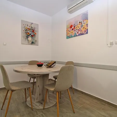Apartment Dragomir 1052 Fažana
