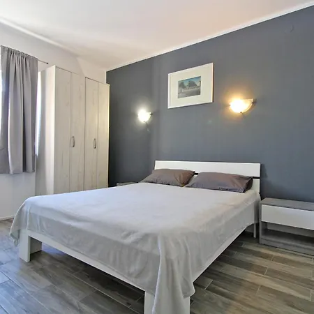 Dragomir 1052 Apartmán