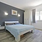 Dragomir 1052 Fažana
