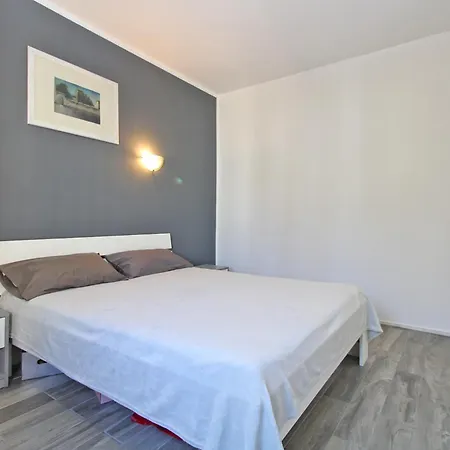 Apartment Dragomir 1052 Fazana
